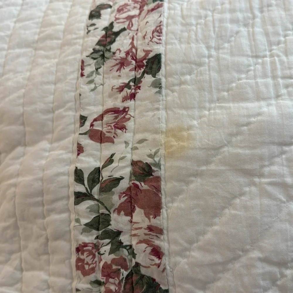 White Quilt with Pink Floral Decorative Details - Full Size - Picture 10 of 11